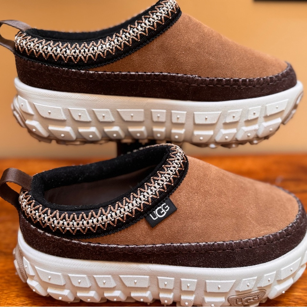 UGG comfortanle women’s venture daze suede shoes. Like new, worn twice. Size 8